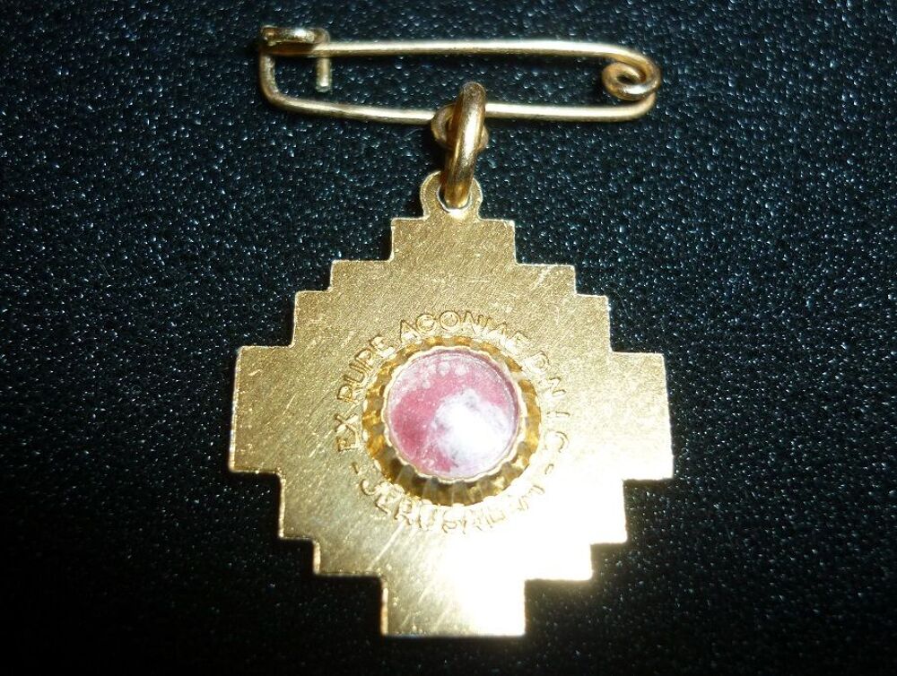 BROCHE de JERUSALEM en m&eacute;tal color&eacute; rouge et dor&eacute; 
