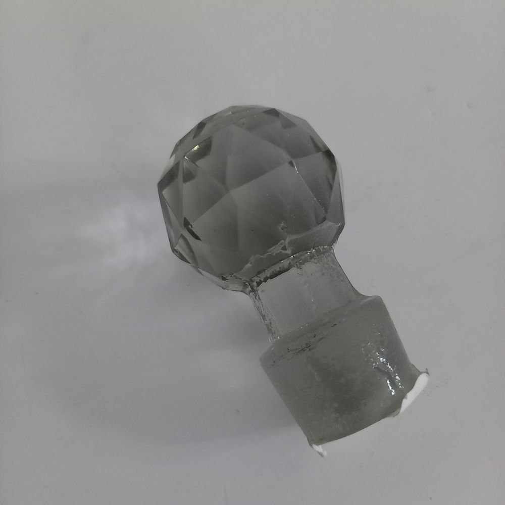 Bouchon de carafe en cristal ou verre avec des facettes, anc Dcoration