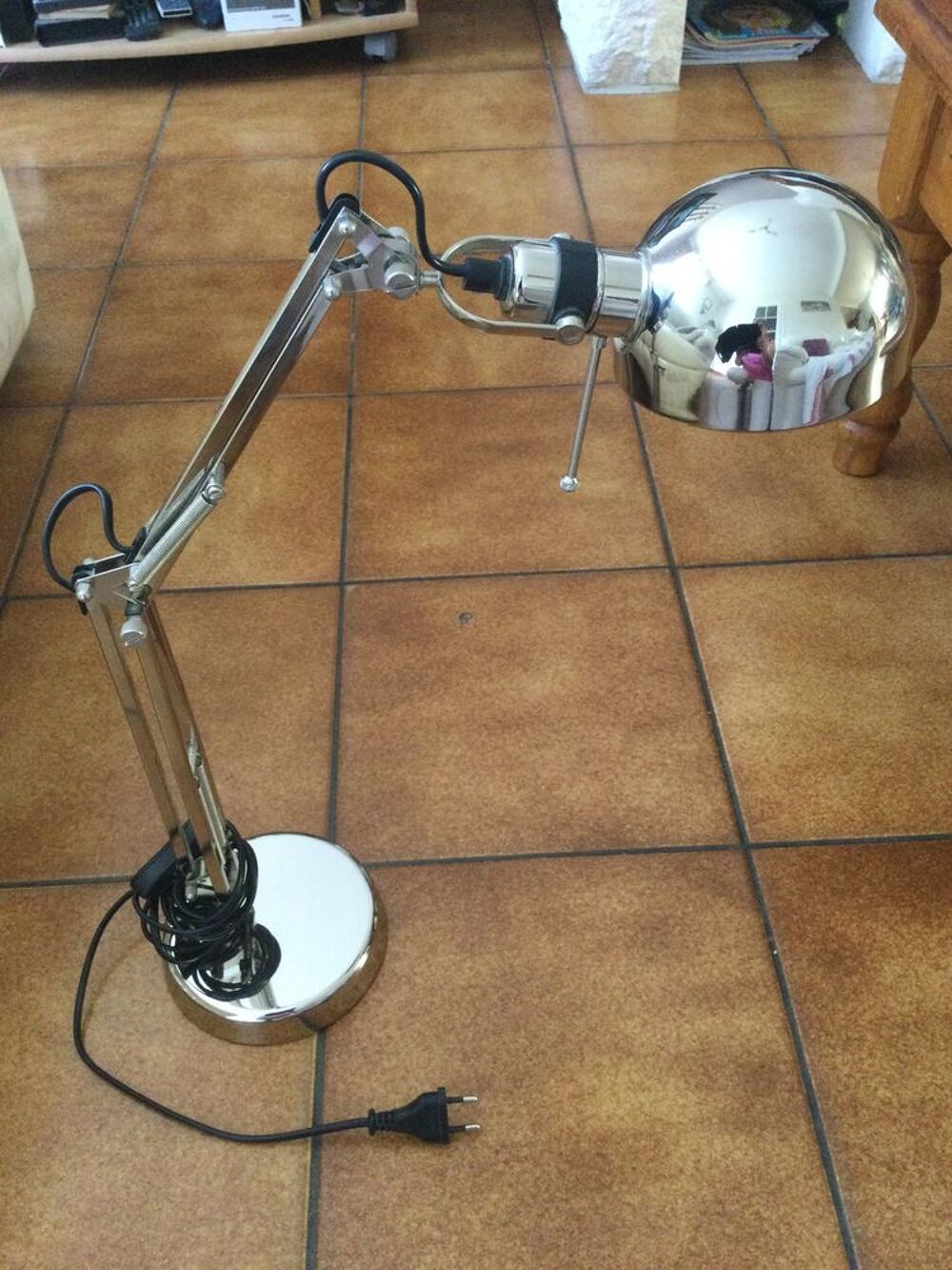 Tr&egrave;s jolie lampe de bureau articul&eacute;e argent&eacute;e 
Neuve Décoration