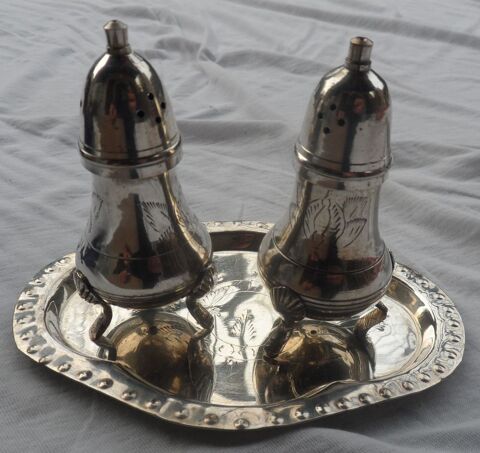 Coffret avec 2 pots � �pices sur un plateau inox
12 Castries (34)