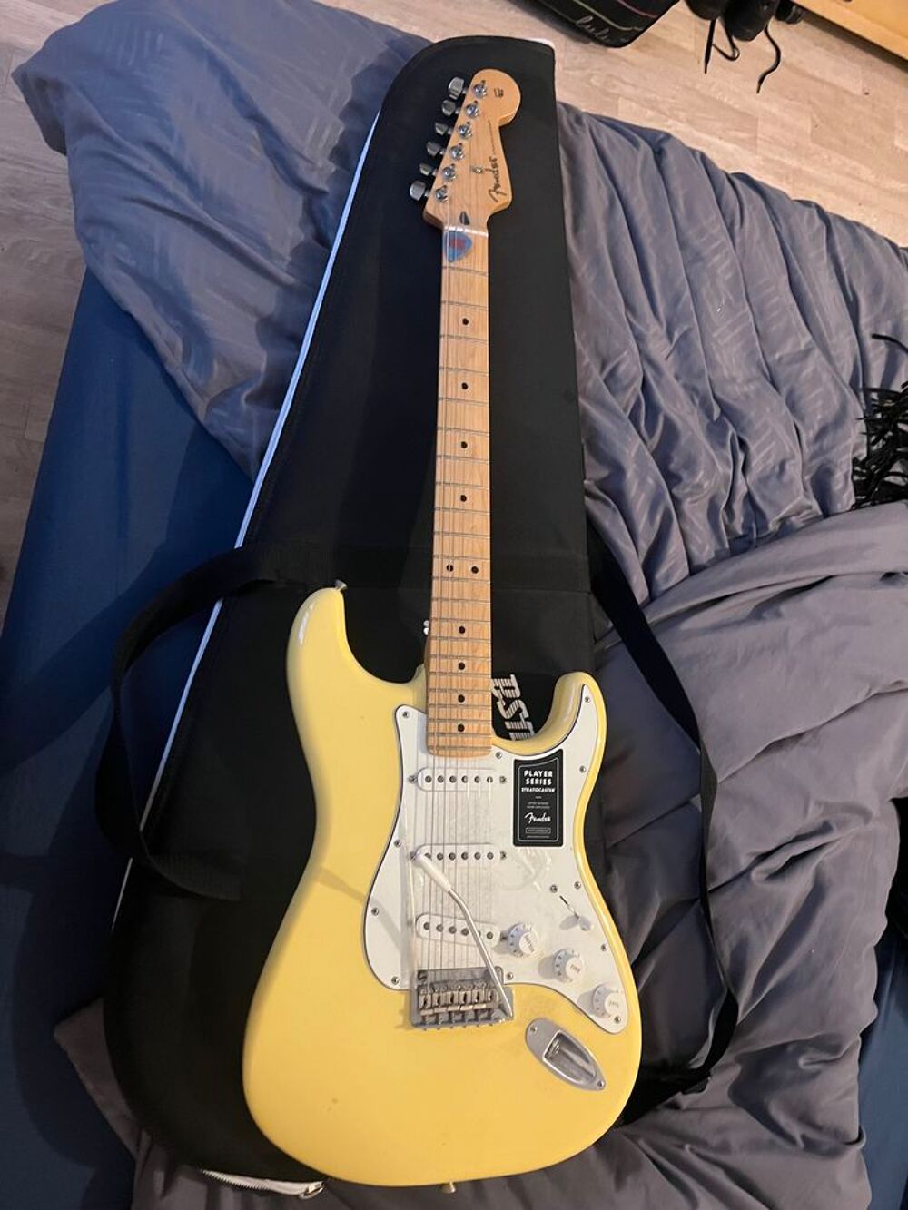 Vend guitare fender et guitare folk takamine &eacute;tat nickel Instruments de musique