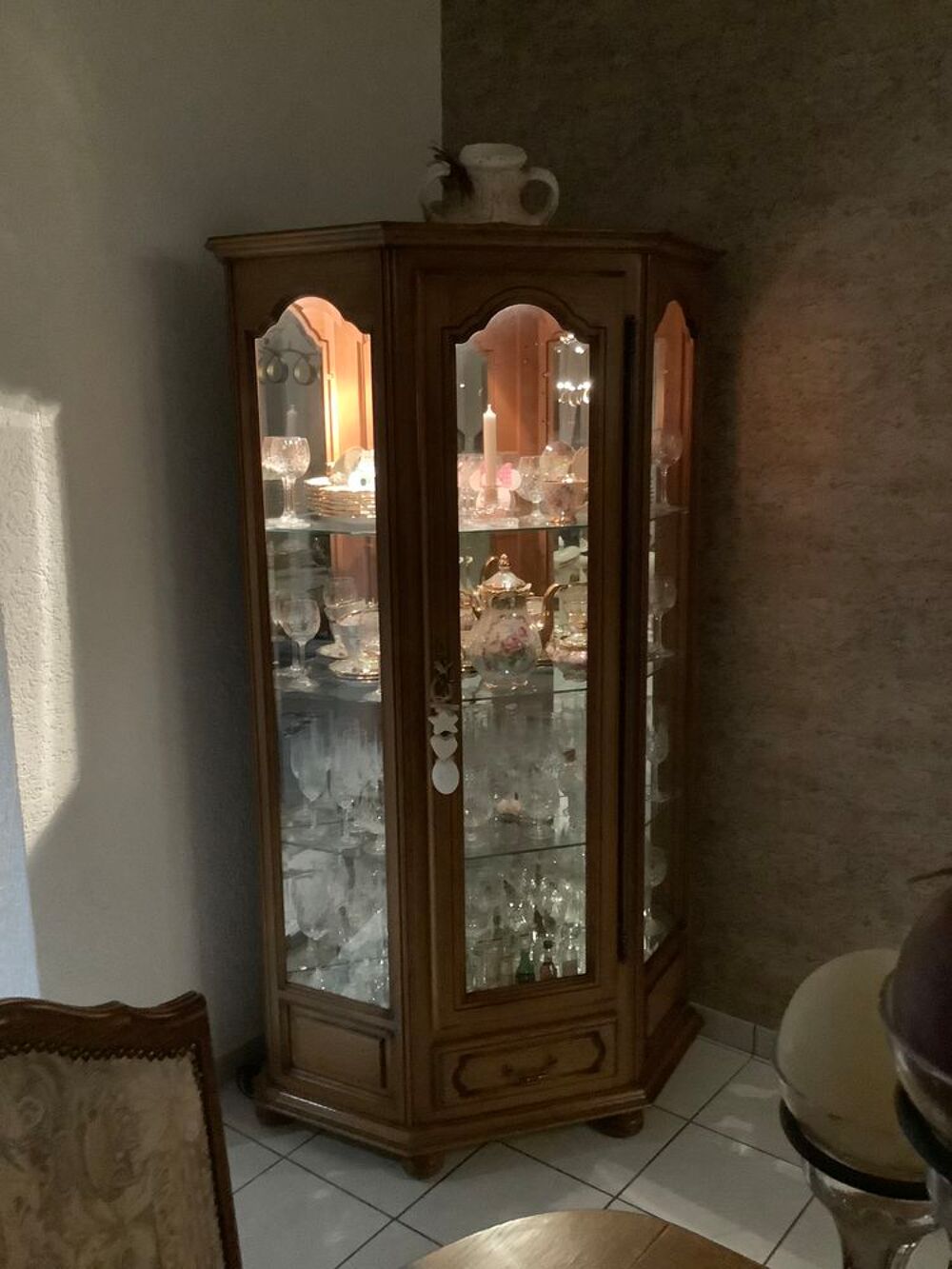 Magnifique vitrine d'angle. Meubles