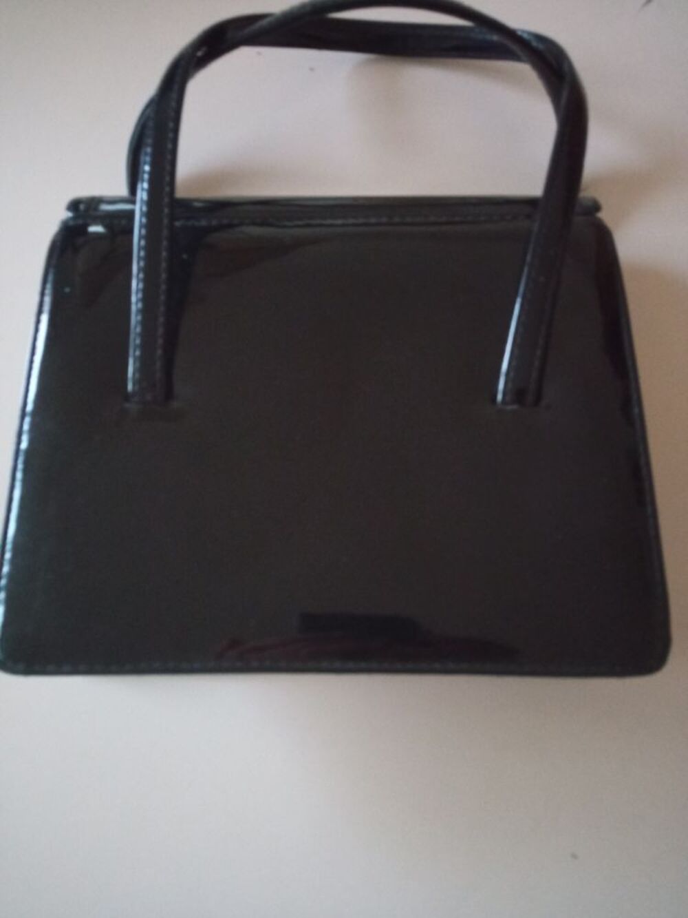 sac noir chic avec un solide bouton &agrave; pression fabriqu&eacute; en France par la collection N&Eacute;O -SACS B8 - Paris . &Agrave; ne pas rater pour vos occasions pr&eacute;f&eacute;r&eacute;es : sorties , rendez-vous ou Bureau ... Etc Maroquinerie