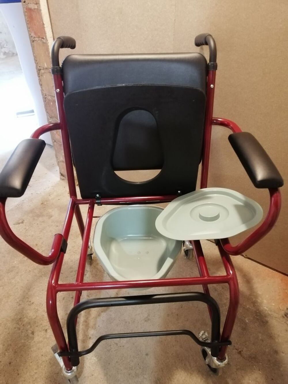 Chaise perc&eacute;e &agrave; roulettes Meubles
