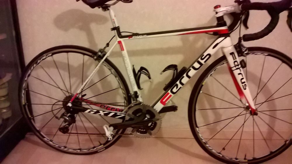 V&eacute;lo de route Ferrus blanc/noir taille 52 cadre carbone
Vélos
