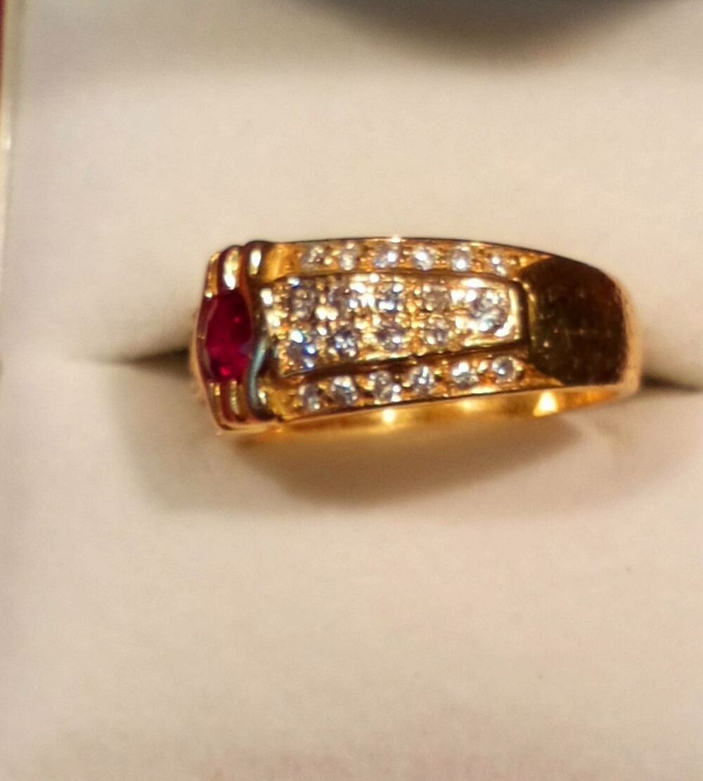 Bague Korloff avec rubis et 42 diamants. Bijoux et montres