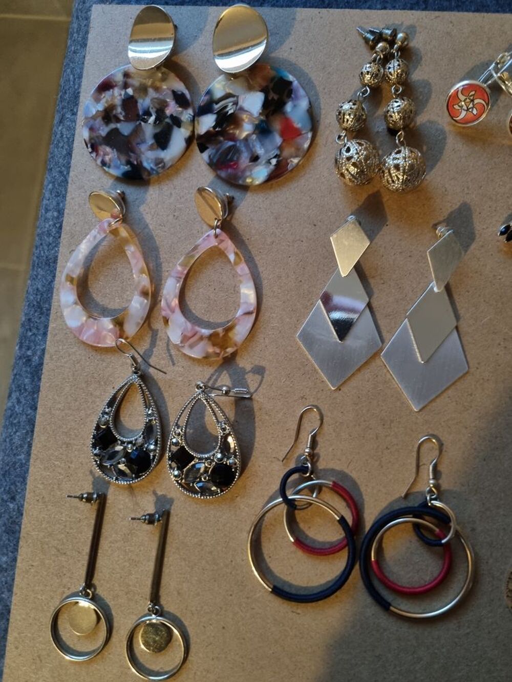 Lot de 30 paires de boucles d'oreilles Bijoux et montres