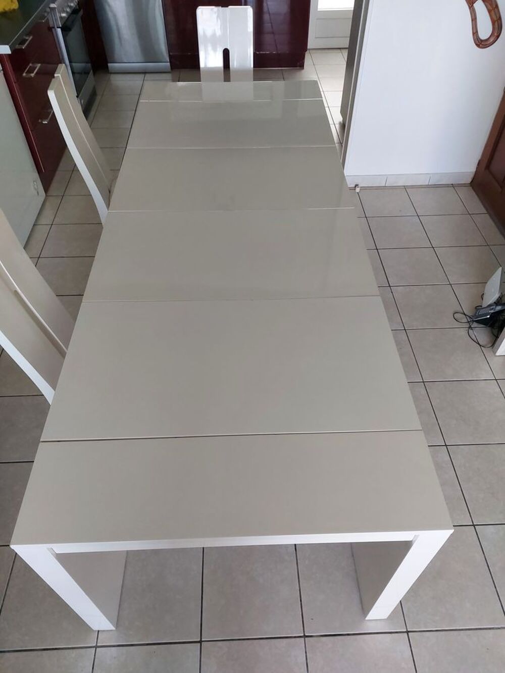 SUPERBE TABLE EN LAQUE BLANC AVEC 4 RALLONGES . Meubles
