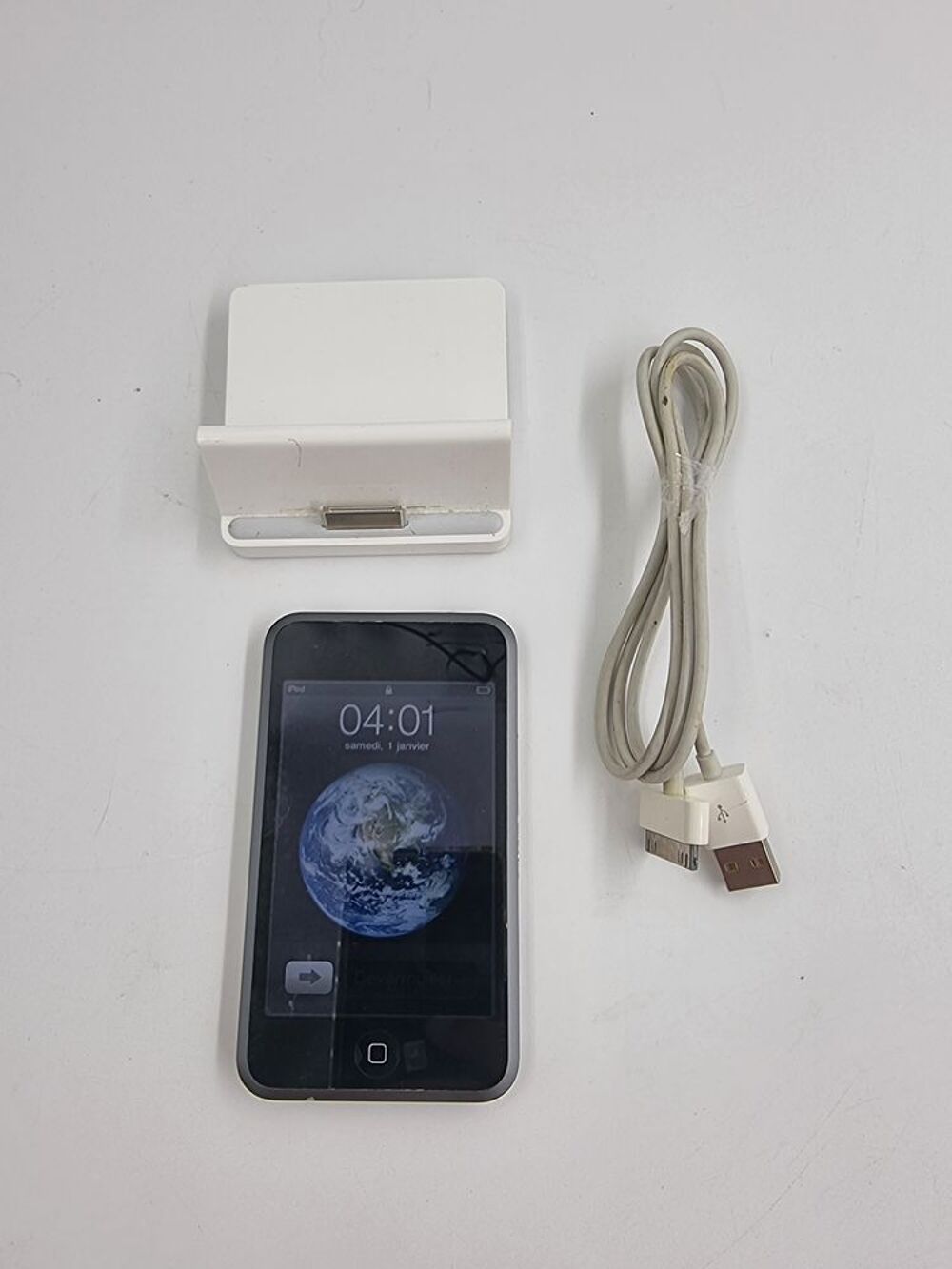 iPod A1213 32GB avec socle de charge et c&acirc;ble Audio et hifi