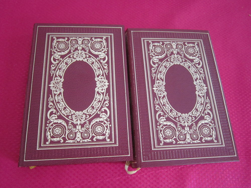 Collection de deux (2) livres munis d'une couverture rouge Livres et BD