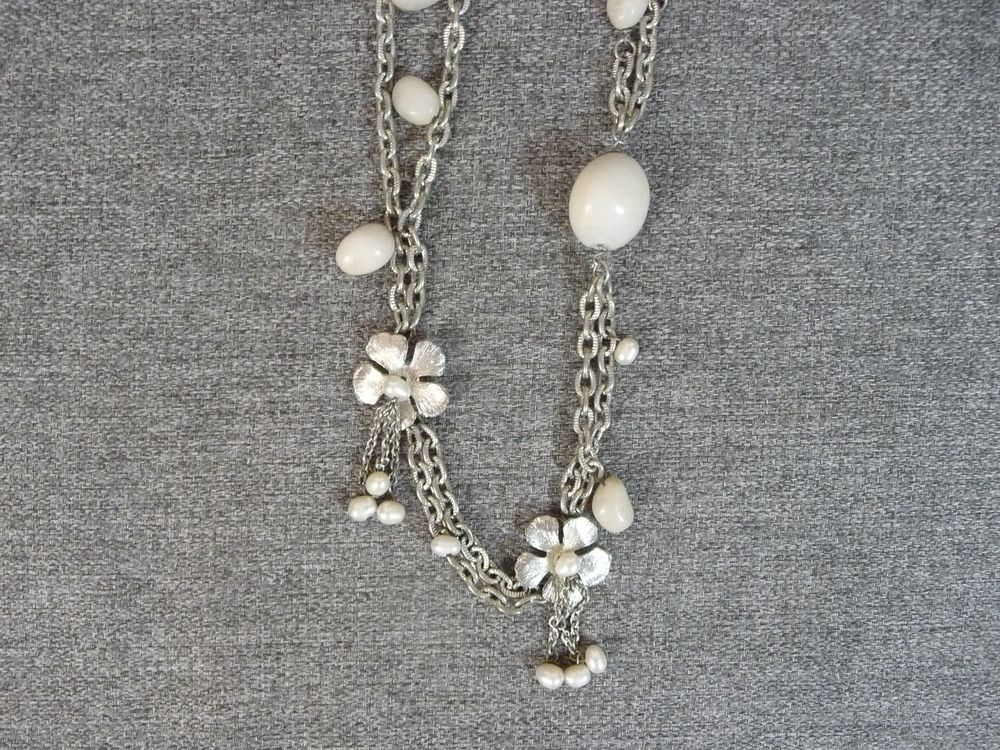 Collier/ Sautoir en M&eacute;tal Argent&eacute; et ses Fleurs et Pierres Bijoux et montres