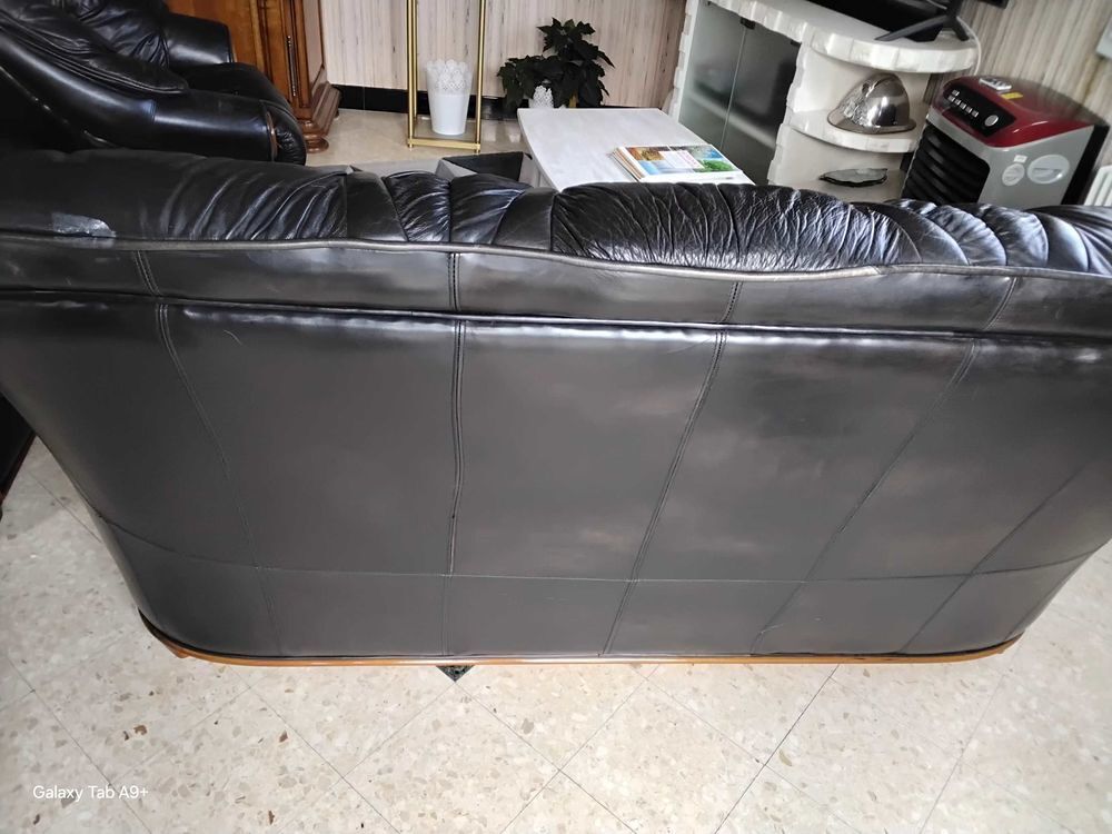 2 fauteuils et 1 canap&eacute;en Cuir. Meubles