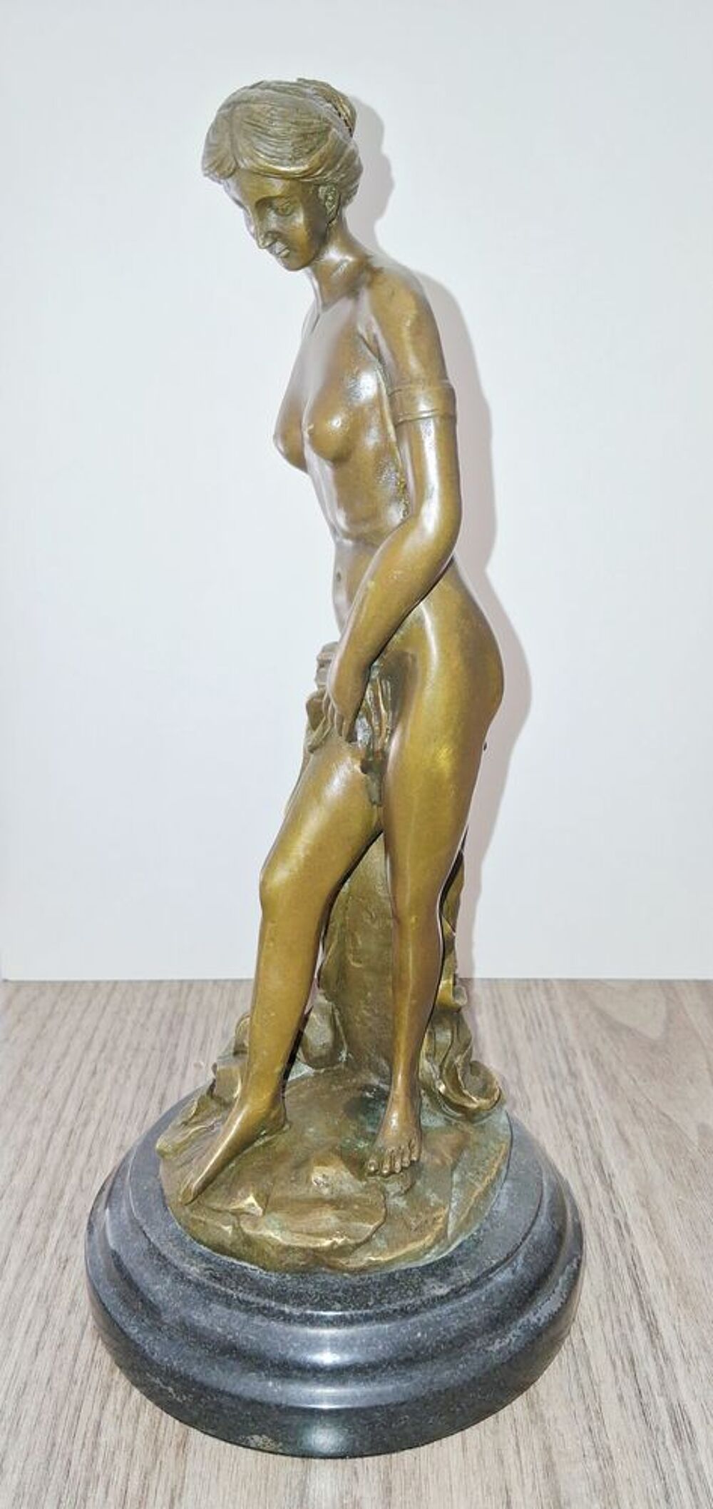 Statue en bronze sur socle en marbre noir 