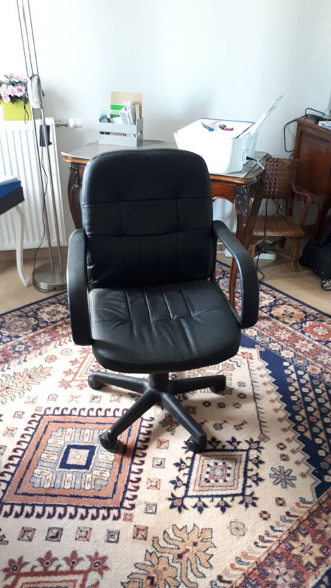 FAUTEUIL DE BUREAU A ROULETTES NOIR REGLABLE 
40 Reyrieux (01)