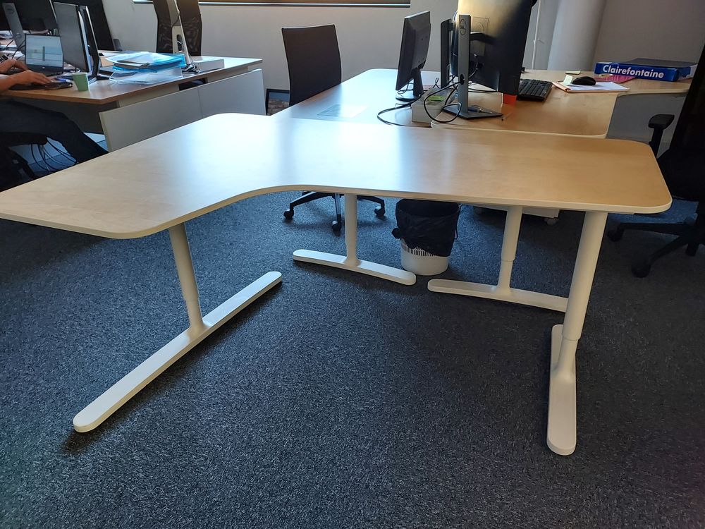 Bureau d'angle en bois clair, pieds t&eacute;lescopiques, TB &eacute;tat Meubles