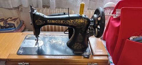 Machine  coudre Singer vintage avec motifs dors 50 Chelles (77)