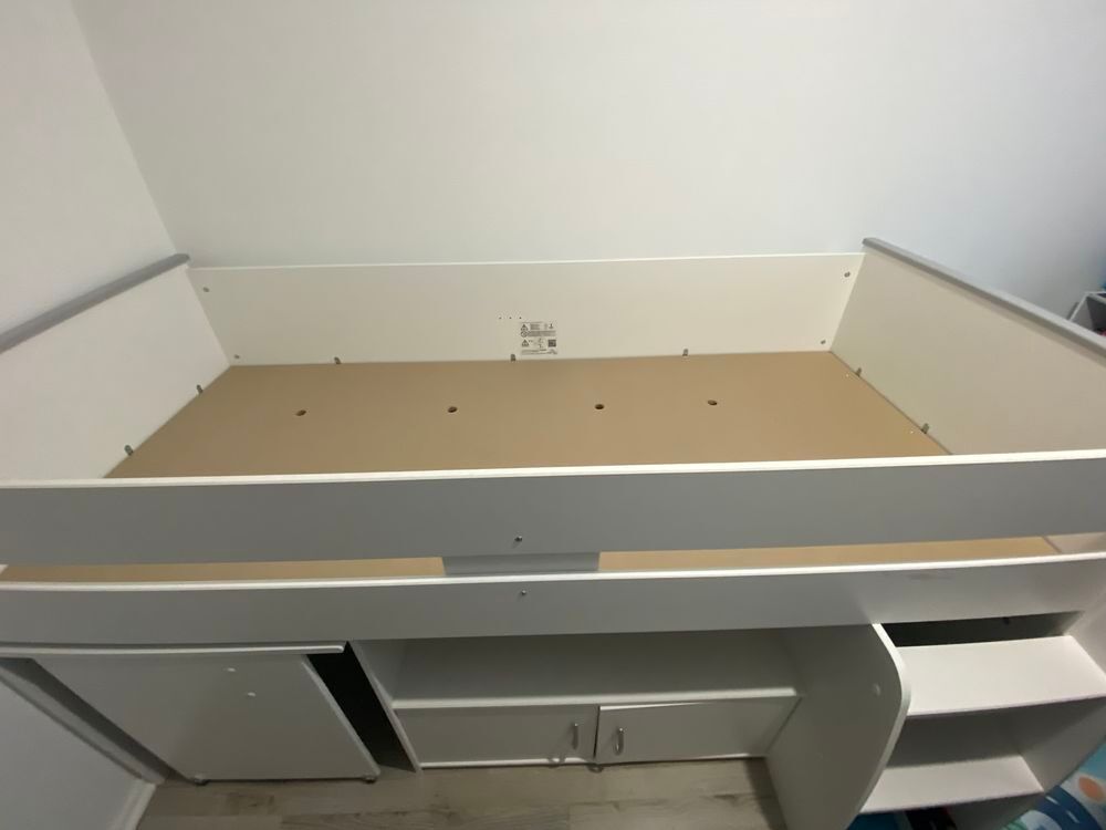 Lit enfant combin&eacute; avec bureau &agrave; roulettes 90x 200cm Puériculture