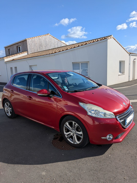 Peugeot 208 1.6 e-HDi 92ch FAP BVM5 BLUE LION Allure 2014 occasion Saint-Sauveur-d'Aunis 17540