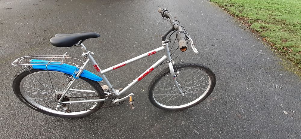 V&eacute;lo d&eacute;cathlon rochrider 320 26 pouces.
Vélos