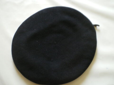 B�ret en drap bleu avec son insigne. 35 Caen (14)