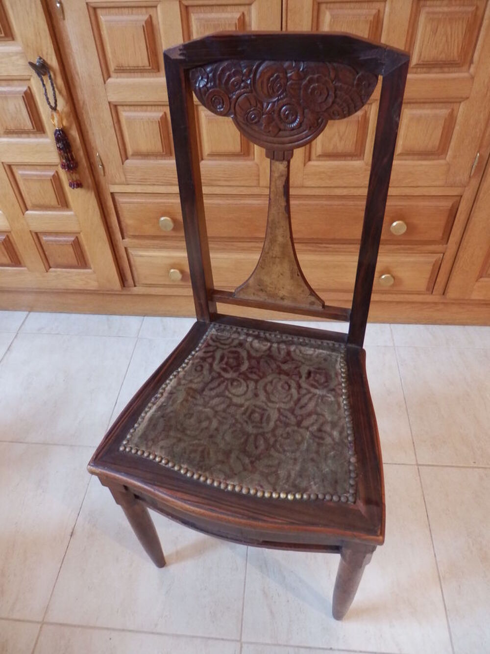 Chaise sculpt&eacute;e en bois Meubles