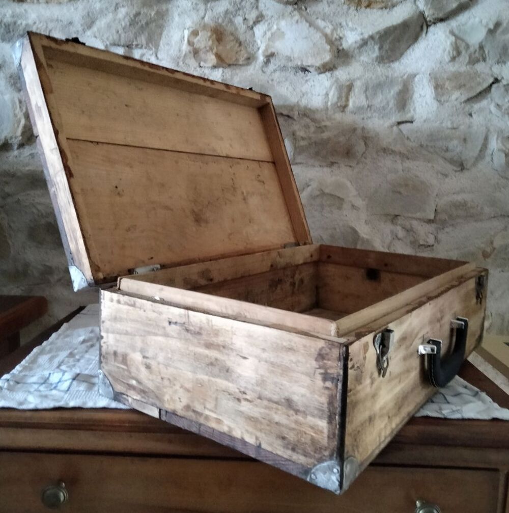 Valise en bois. Décoration