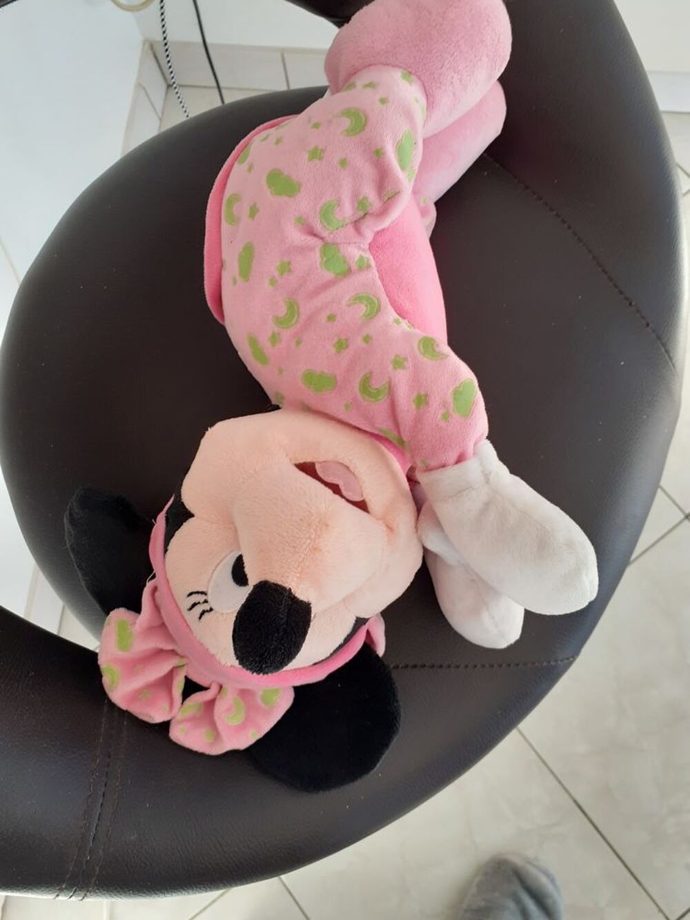 
Peluche Minnie DISNEY NICOTOY allong&eacute; pyjama rose Jeux / jouets