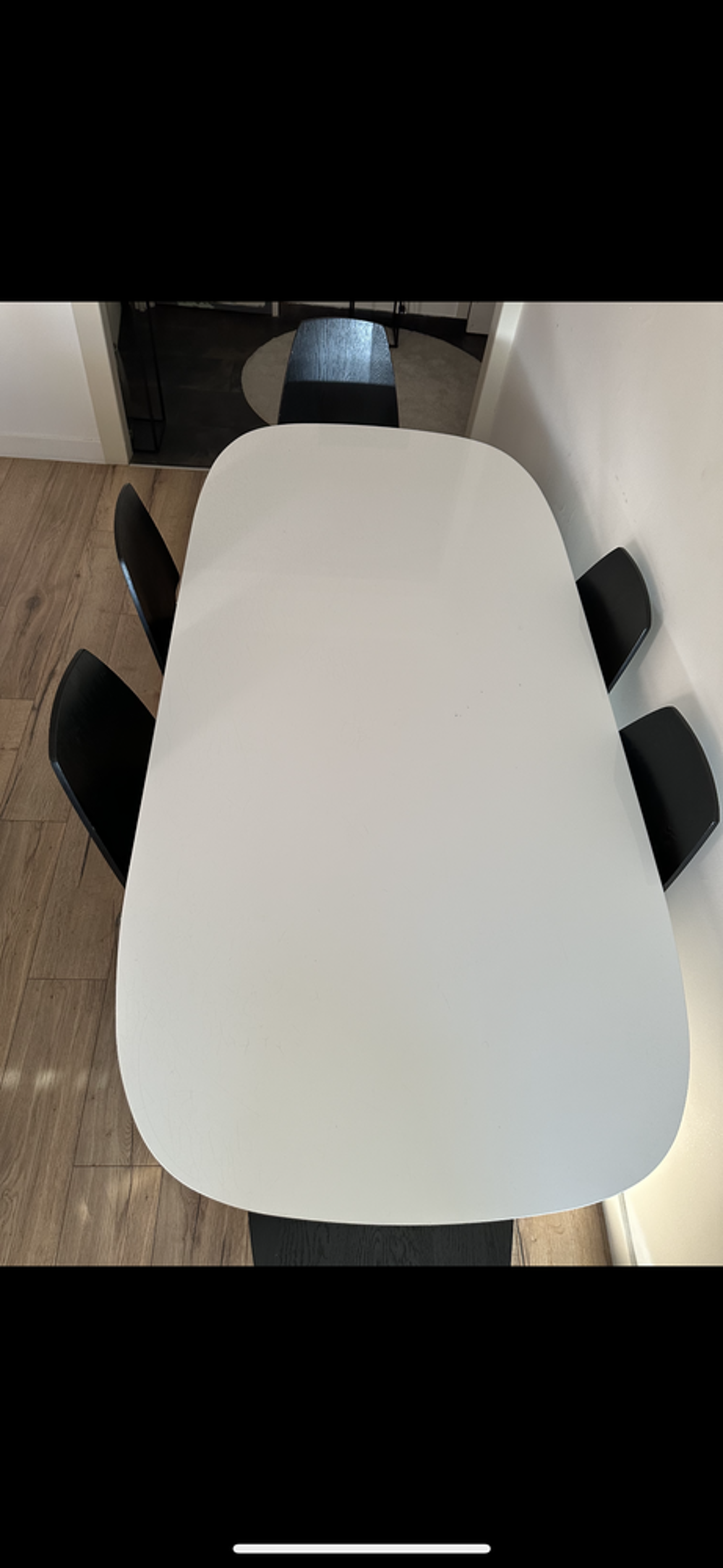 Table blanche avec 6 chaises noires Meubles