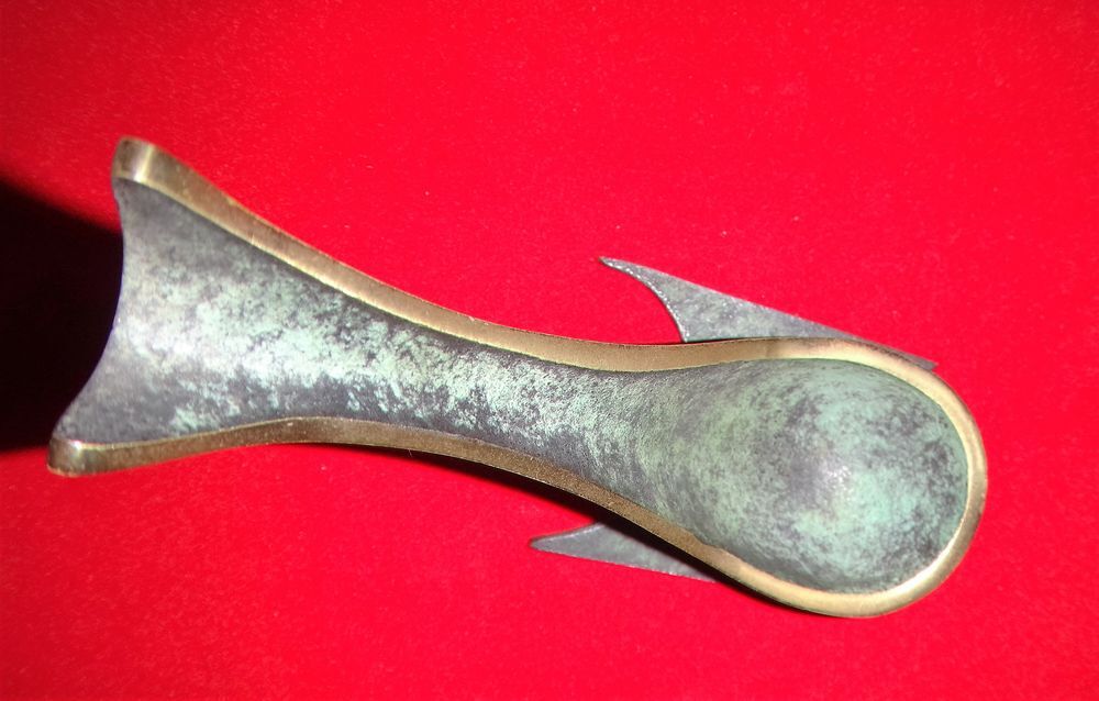 Repose pipe en bronze vieilli contour dor&eacute;
Décoration