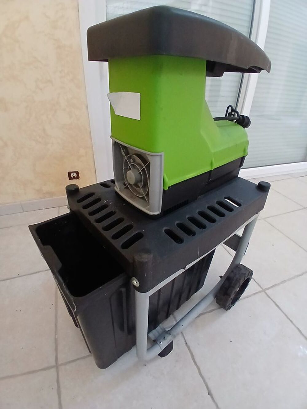 
BROYEUR ELECTRIQUE DE BRANCHES ET RYOBI, 2500W Jardin