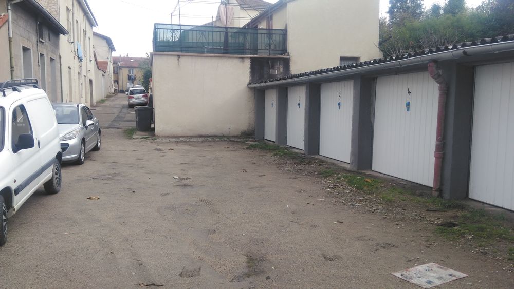 Location Parking/Garage nous ntt un grand garage de 15m2 en plein centre villes Firminy