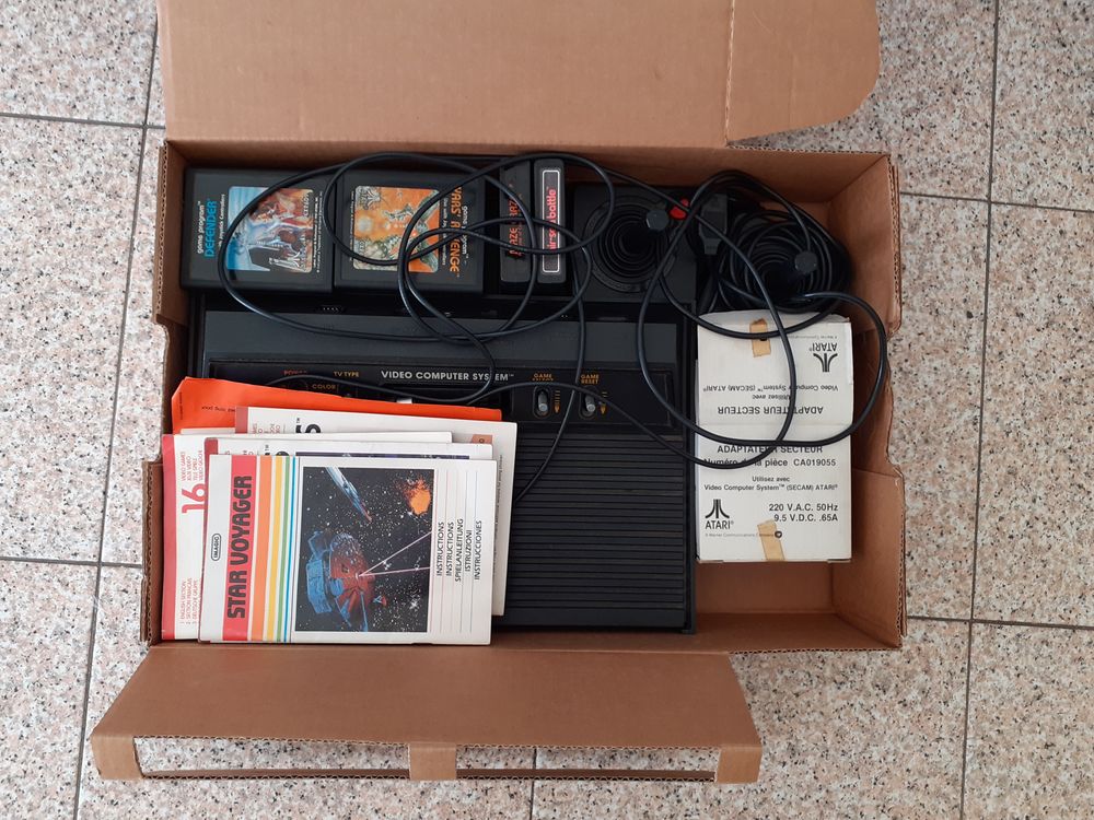 Console Atari 2600, 2 manettes, les c&acirc;bles et 10 jeux Atari, Consoles et jeux vidos