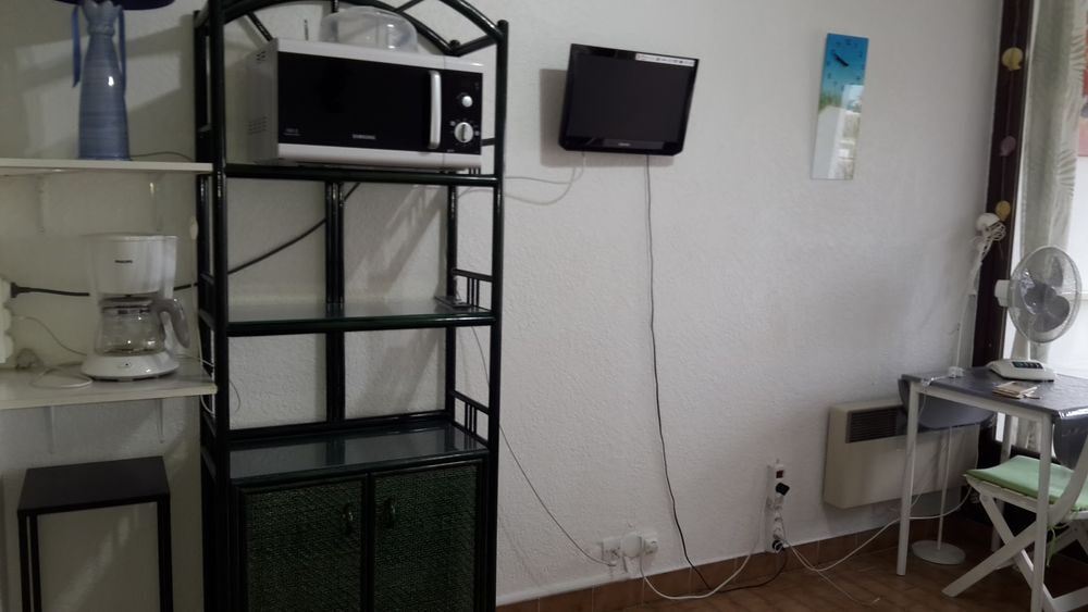 2 &eacute;tag&egrave;res en rotin exotique Meubles