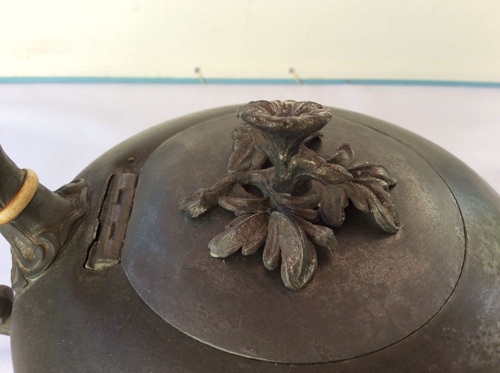 Th&eacute;i&egrave;re ancienne en &eacute;tain d&eacute;cor floral, marqu&eacute;e C&amp;M 