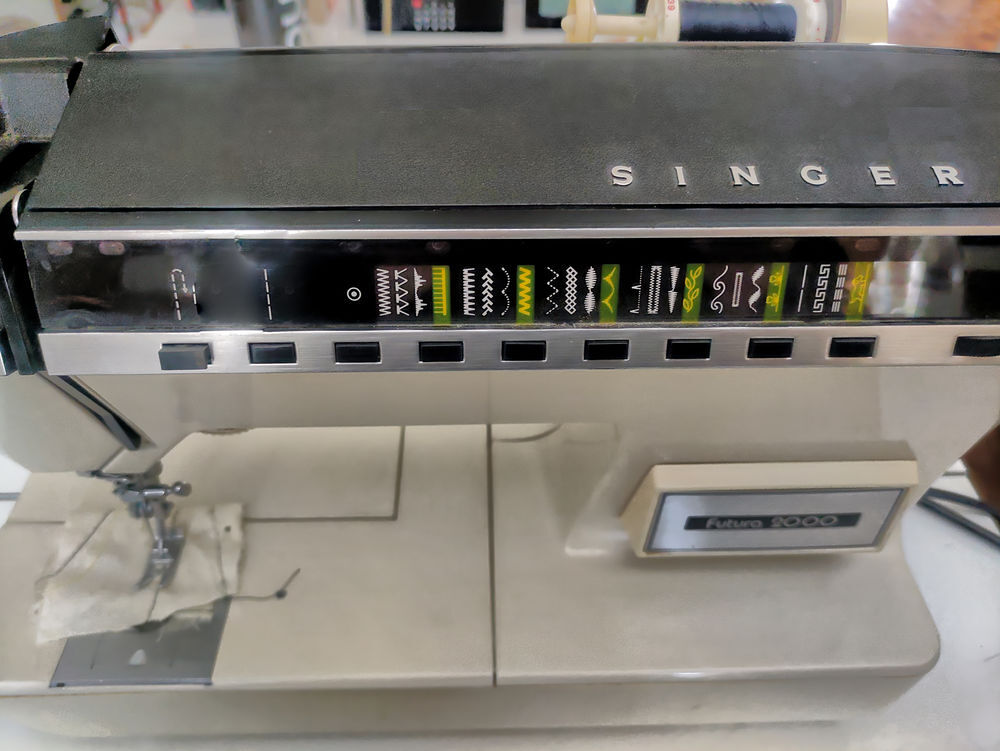 EXCEPTIONNEL : Machine &agrave; coudre SINGER Futura 2000 de 1979 