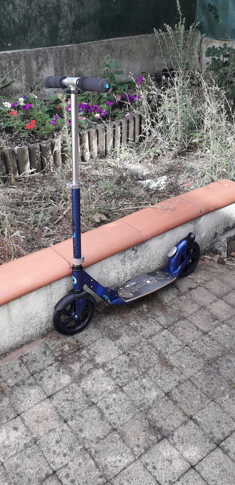 Trottinette adulte ,marque MICRO, bleue, comme neuv 80 Le Passage (47)