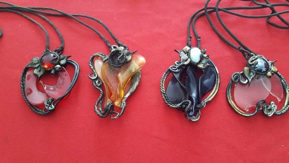  Quatre pendentifs fabrication artisanale mod&egrave;le unique Bijoux et montres
