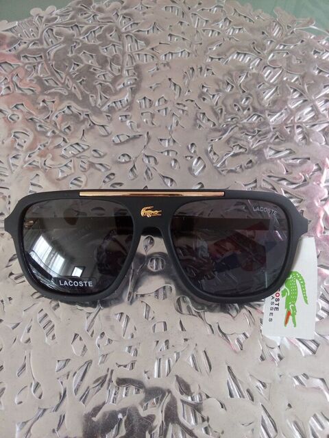 Lunette de soleil  Lacoste  noire. Vénissieux (69)