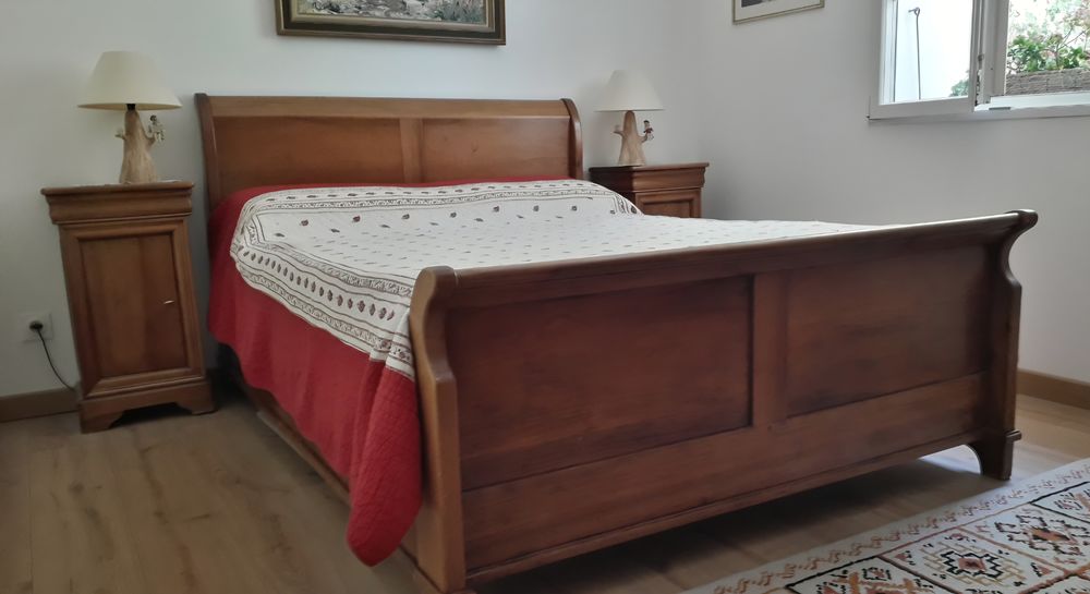 Lit 140x190 noyer massif Meubles