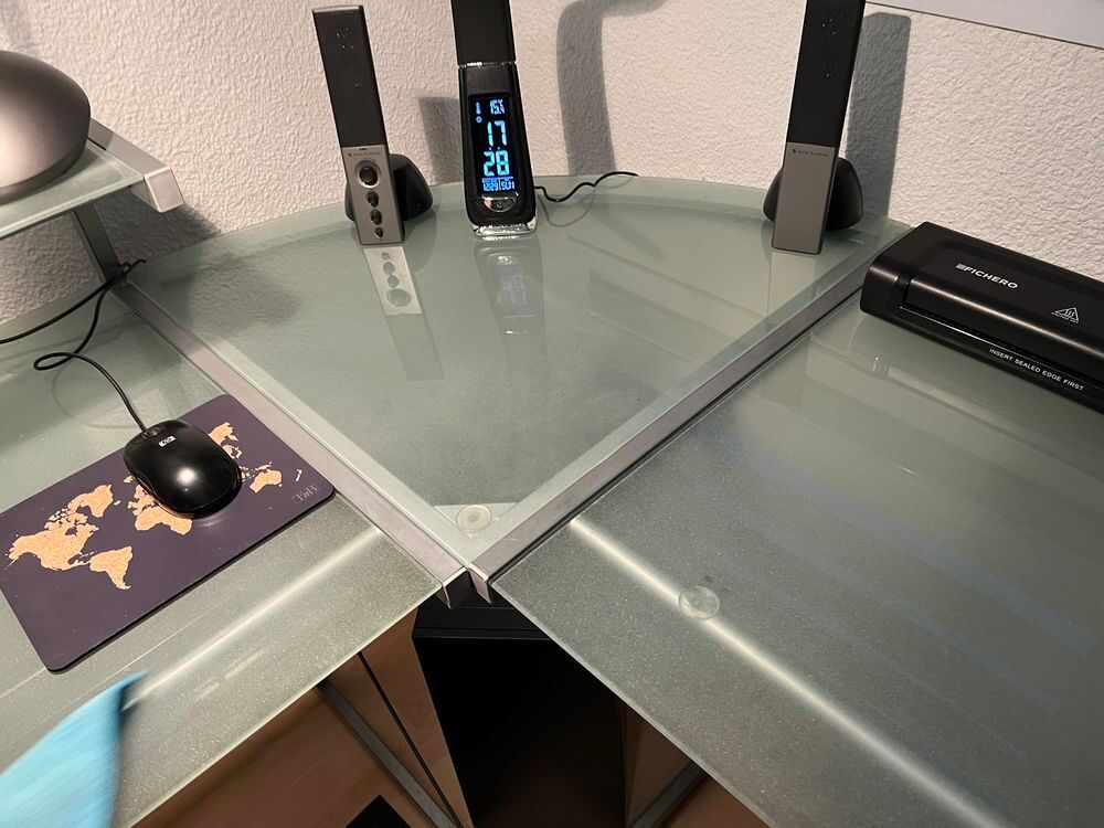 Bureau d'angle verre et m&eacute;tal + chaise + lampe Meubles