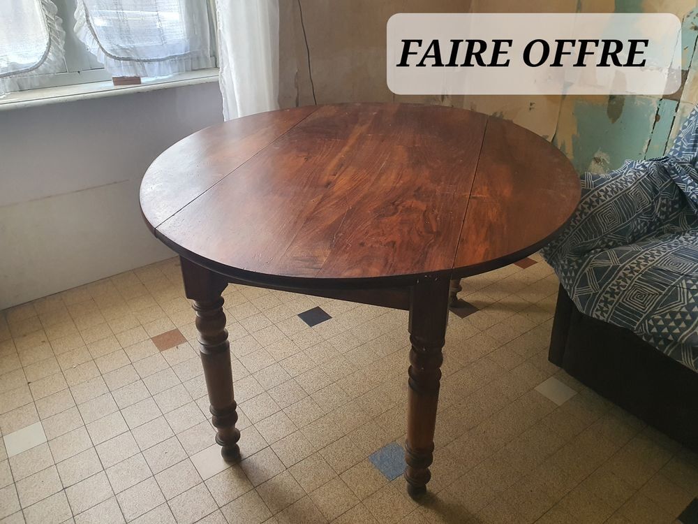 Table ronde en noyer massif style Louis-Philippe Meubles