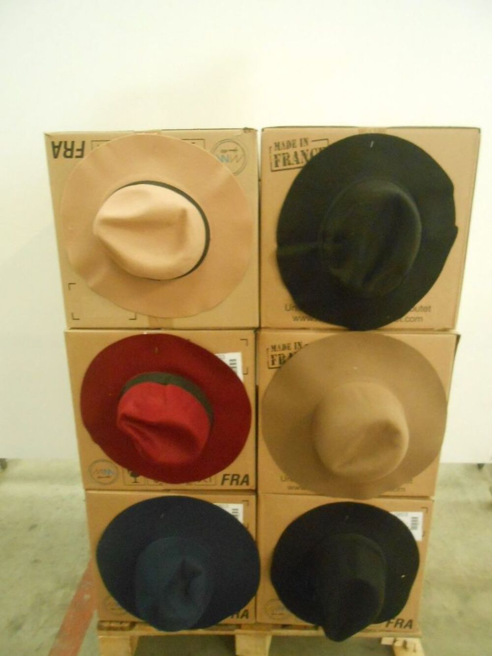 D&eacute;tails: lot de 10 chapeaux en feutre
coloris assortis
Vtements