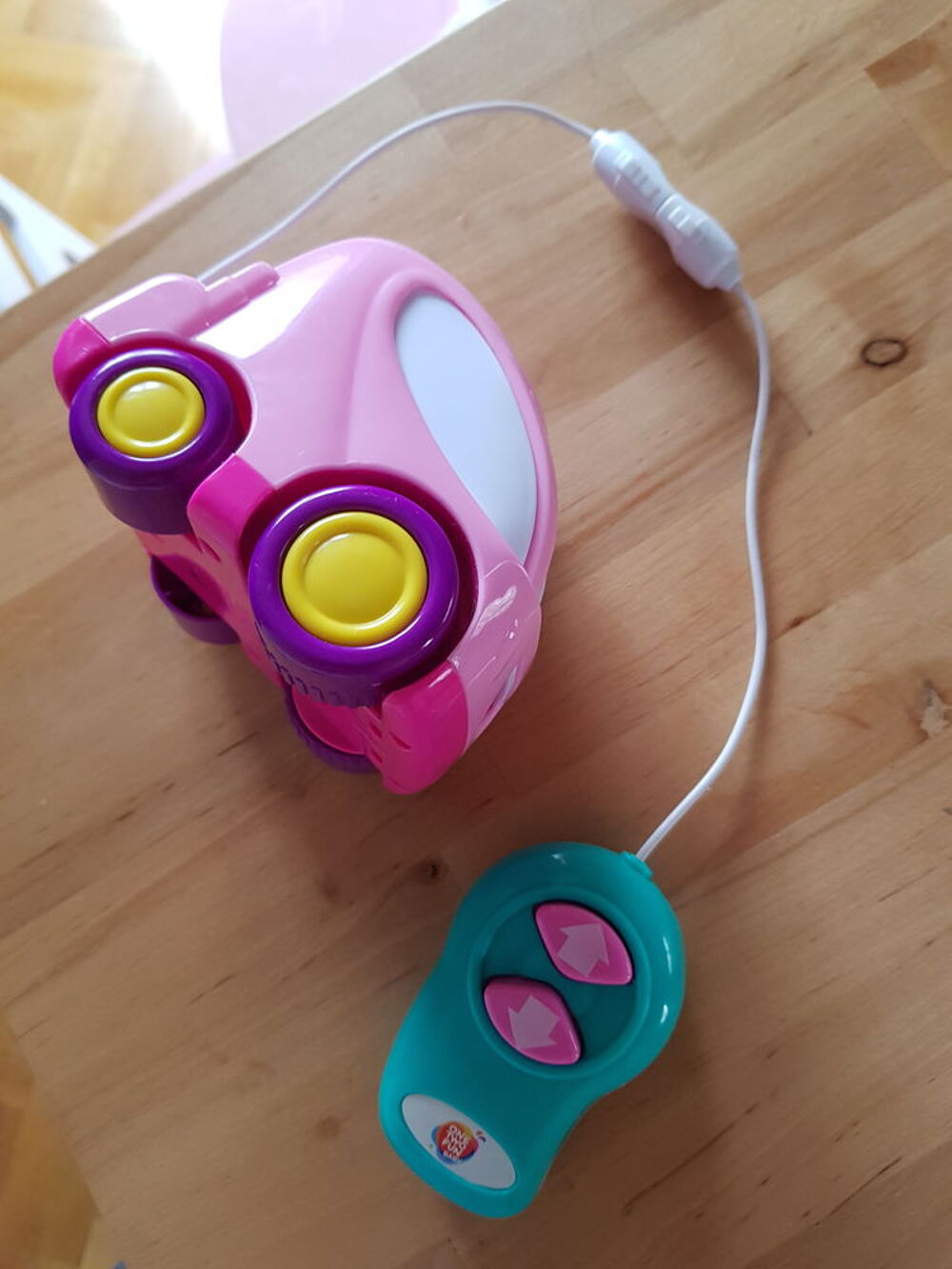 Petite voiture t&eacute;l&eacute;command&eacute;e &agrave; fil Jeux / jouets