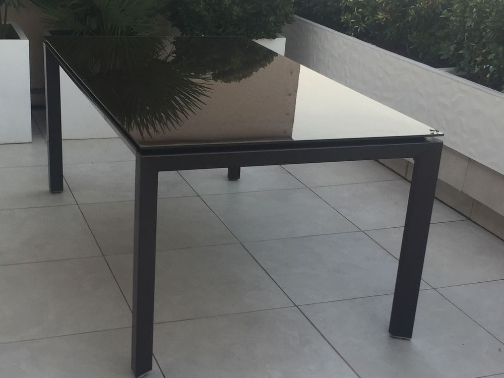 table de jardin plateau verre marron 
Jardin