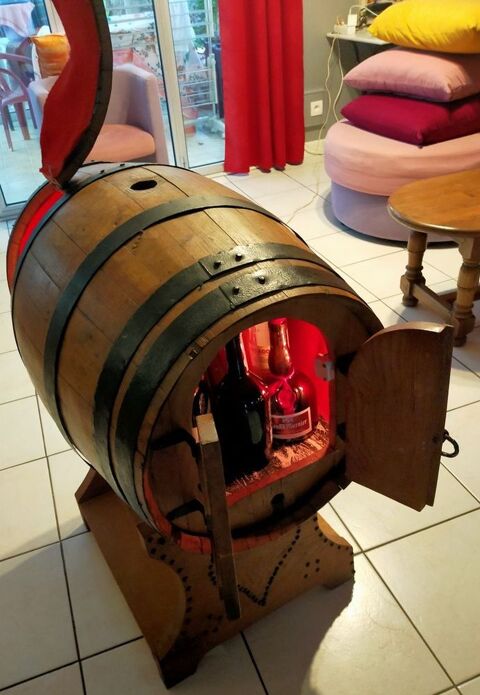 Beau tonneau bar bois massif int�rieur �clair�
130 Mirecourt (88)