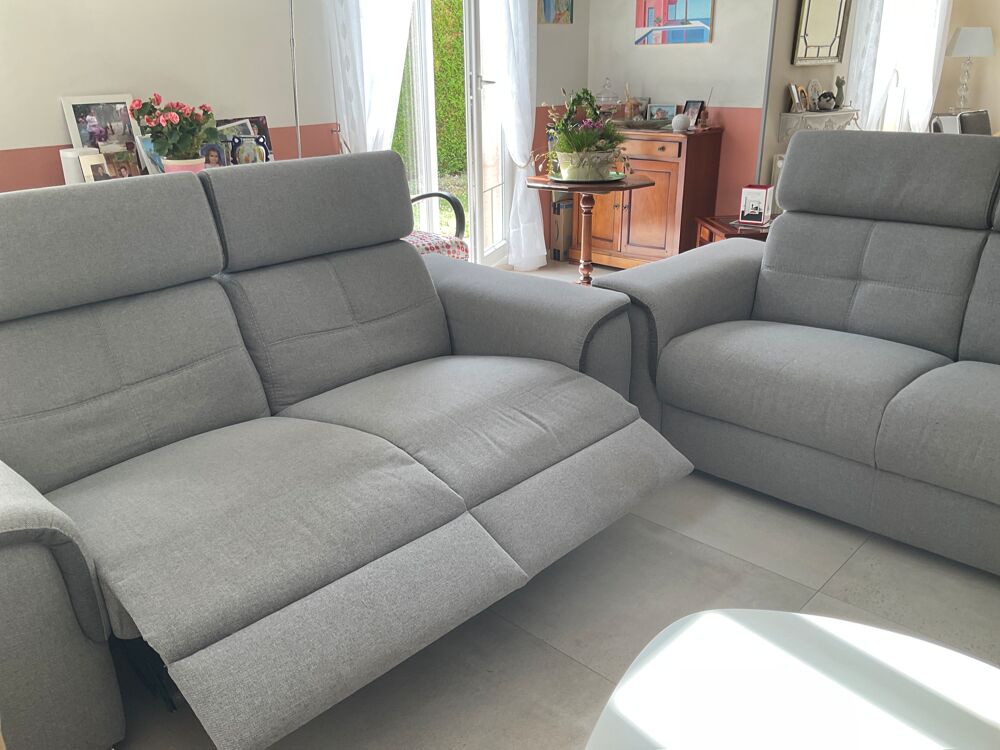 2 Canap&eacute;s 2 places en tissus grey avec bandes dark grey. Meubles