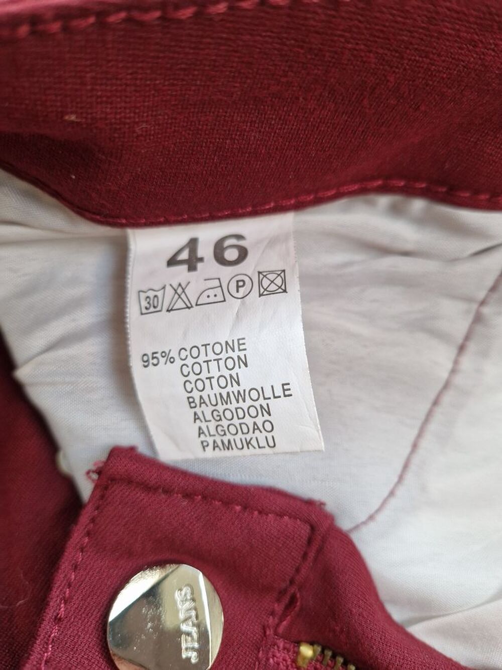 Pantalon de couleur bordeau Vêtements