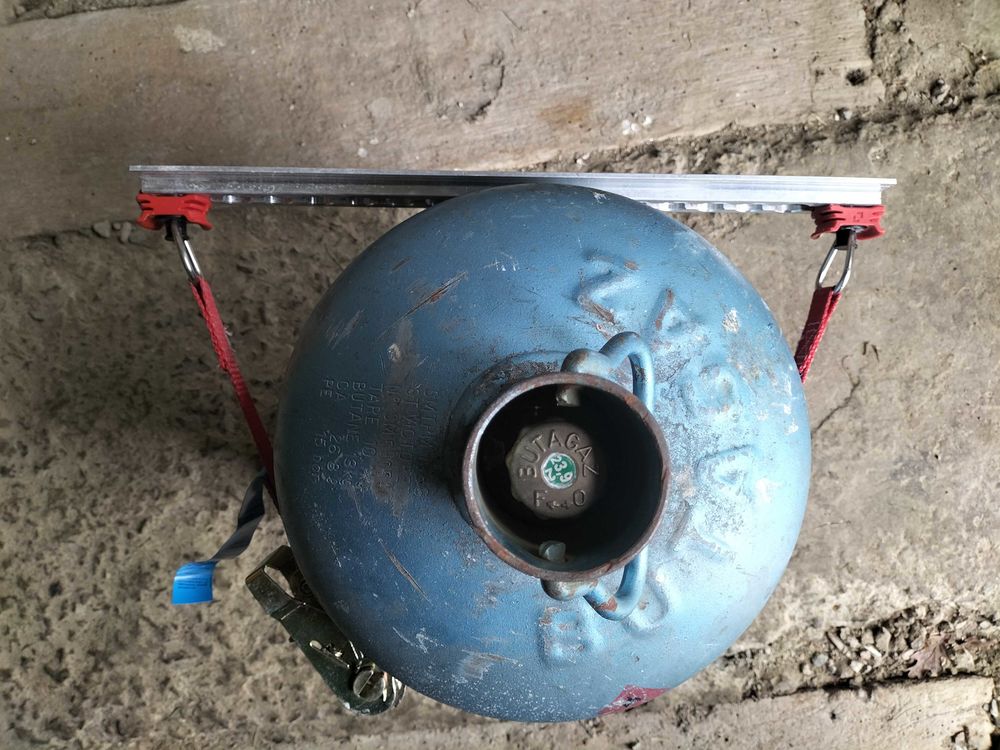 fixation bouteille de gaz 13 kg Bricolage