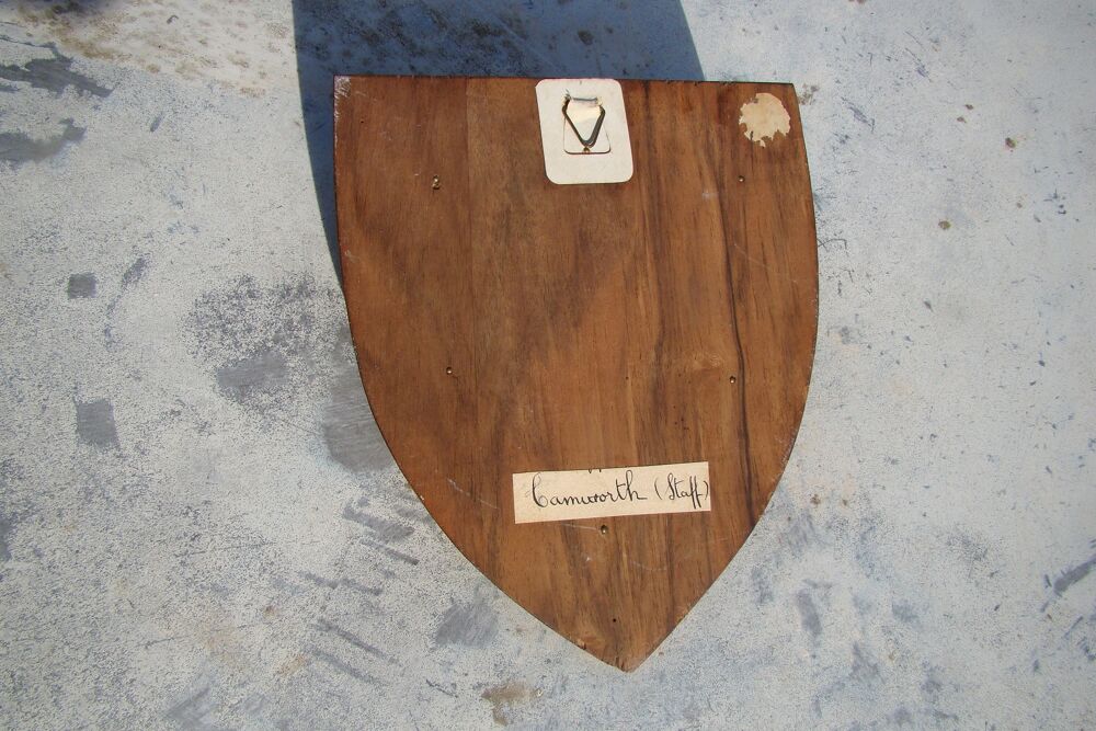 Ancien blason en bois " fleur de lys "
Décoration