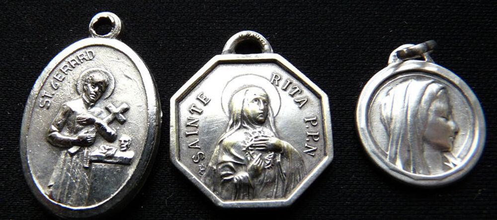 Lot de 16 M&eacute;dailles diverses et Pendentifs religieux - Vinta Bijoux et montres